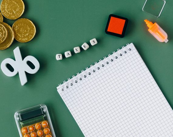 Foto de Nataliya Vaitkevich: https://www.pexels.com/es-es/foto/cuaderno-numeros-dinero-calculadora-6863187/