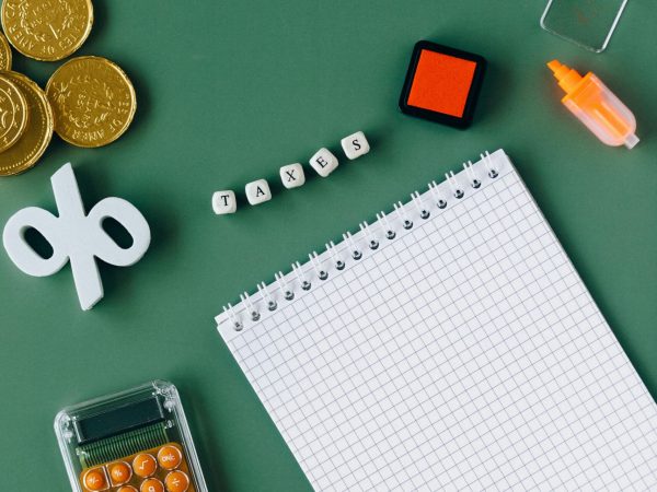 Foto de Nataliya Vaitkevich: https://www.pexels.com/es-es/foto/cuaderno-numeros-dinero-calculadora-6863187/